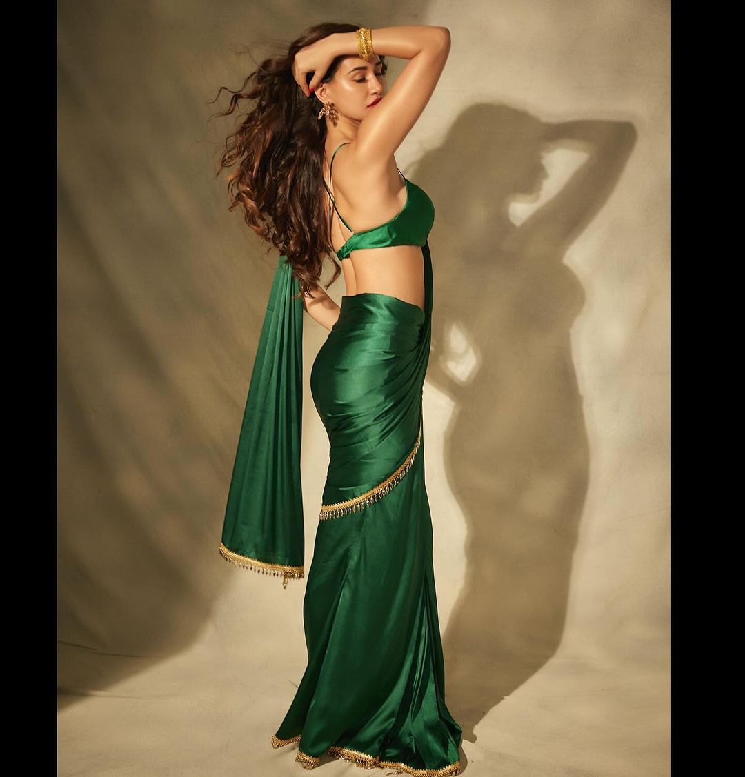 Beautiful Indian Actress Disha Patani In Green Saree1